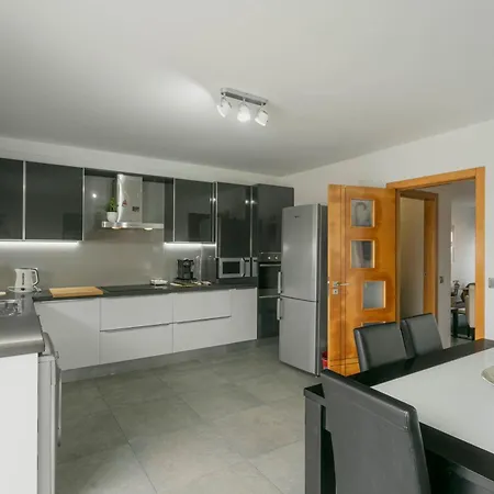 86 - Meeras Surf House *