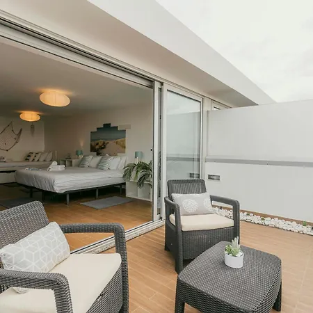 86 - Meeras Surf House Feriehus *