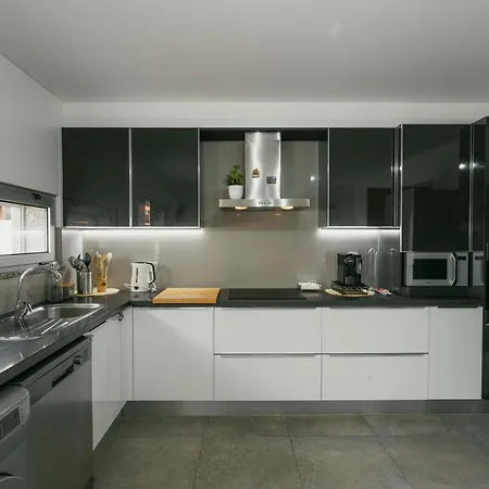 86 - Meeras Surf House Ferrel (Leiria)